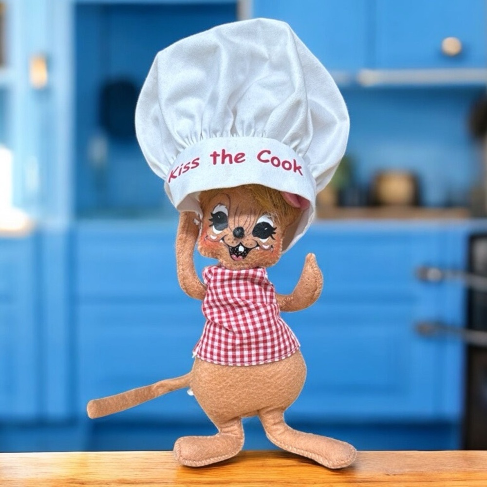 Vintage 2014 Annalee Mobilitee “KISS THE COOK MOUSE” Figure With Apron 6” VGC